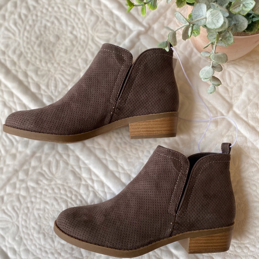 NEW / Universal Thread / Dylan / Laser-Cut Booties - Picture 6 of 9